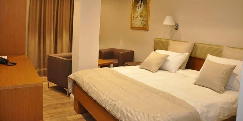 Hotel Queen Selita e Vogel Екстер'єр фото